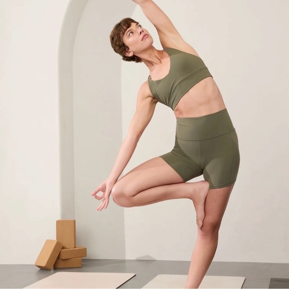 Athleta Pants - Athleta Salutation Stash High Rise 5" Short Moss Size Medium